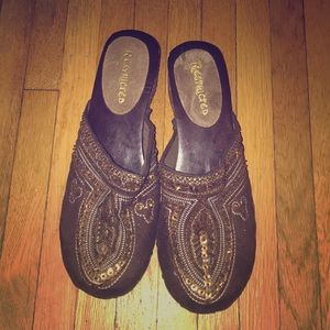 RESTRICTED BROWN AND BEADED DETAILED CLOGS